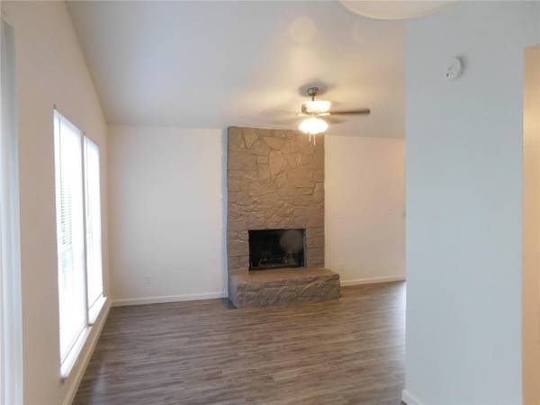 $1,295 / 2br - 900ft2 - Remodeled 2/1 Duplex for $1295 near Rundberg/Lamar! Garage/No Carpet! (Rundberg/Lamar)63922557750274122