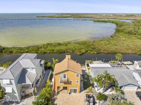 $3,500 / 3br - 1600ft2 - Executive  Waterfront Pool Home For Rent (Hudson)63991084613250123