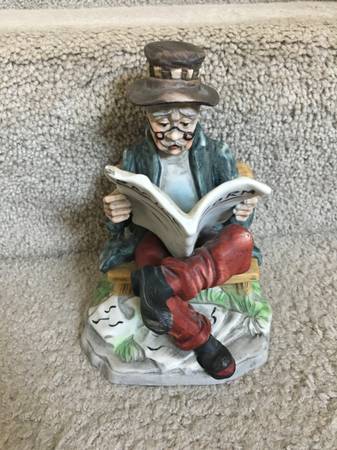 Figurine of old man reading Newspaper 1