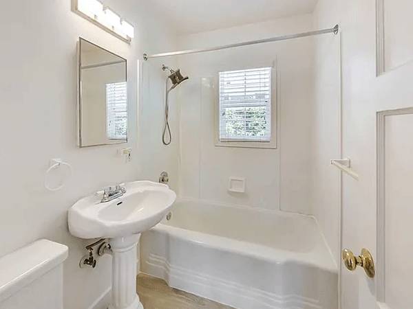 $1,000 / 1br - __Bright and cozy studio in downtown Palo Alto__ (Palo Alto, CA)63989800286082120