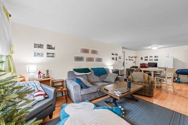 $1,075 / 1br - condominio muy limpio de un dormitorio soleado y un baño (Somerville)64034613927683124