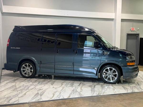 2017 Chevrolet Express - Photo 5