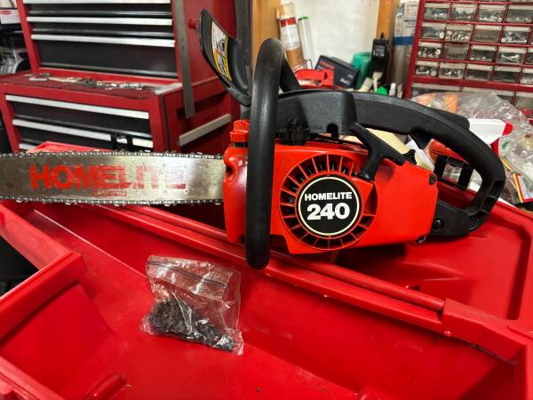 Homelite 240 Chainsaw - 18 inch workhorse. Like new with extras. 1