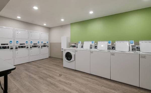 $385 / 1br - Interior Corridors, Flat Screen/Plasma TV, Table and Chairs (11530 Lakeridge Pkwy, Ashland, VA)64027113040001120