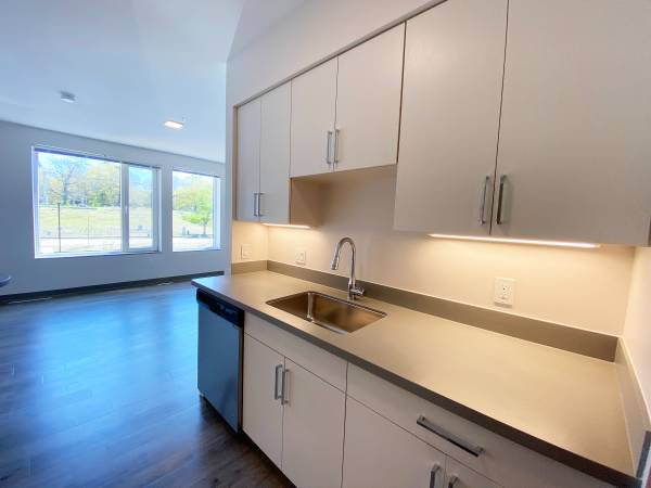 $1,983 / 431ft2 - VIDEO TOUR! Studio Apt has W/D, Gym, Elevators, pet friendly (409 Elm Street, Manchester)63656294701315123