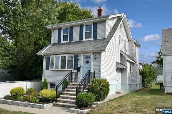 This home stands out! Home in Lodi. 3 Beds, 1 Baths 1