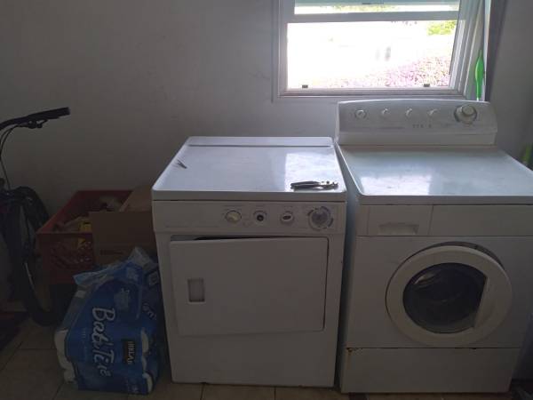 $1,200 / 3br - 1100ft2 - $1,200 / 3br - 1100ft2 - Room for Rent * Dogs allowed *Month to Month (South Park - Golden Hill)63819310312065123