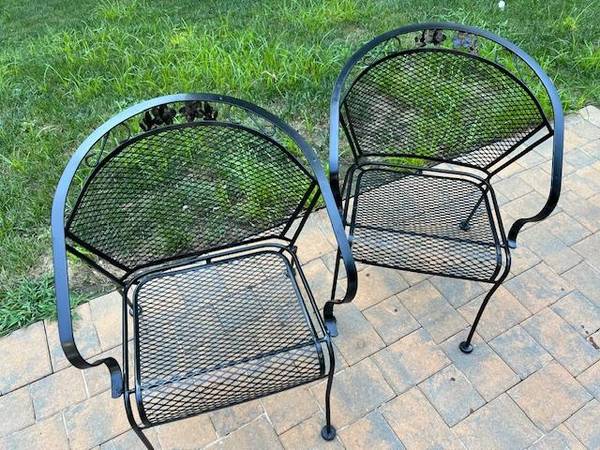 Cuatro sillas de patio de hierro forjado negro - $140 (Vienna)63471431568771123