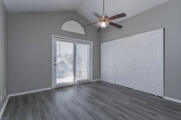 $1,280 / 2br - 925ft2 - Persianas para ventanas, estantes empotrados, armarios amplios (9707 Walnut Hl Ln, Dallas, TX)63867602019969123