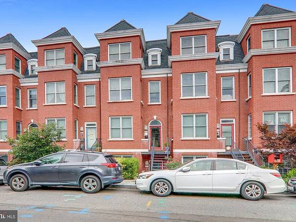 $1,510 / 2br - 1738ft2 - Contemporary 2Bed Townhome in Prime Location (Columbia Heights, Northwest)64040025946625120