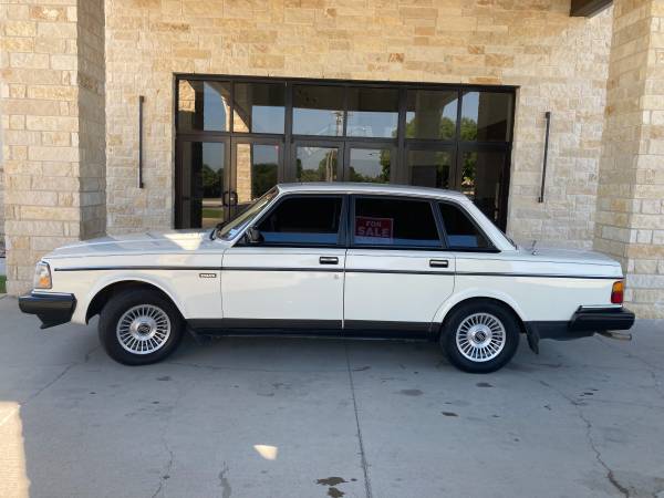 Volvo 240 sin óxido, excelente estado, funciona perfectamente. - $119,888 (Flower Mound)63441329359745123