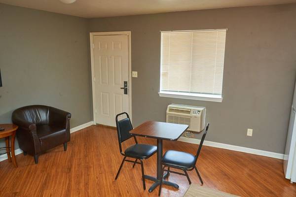 Flat Screen TVs, WiFi access, Free Premium Cable TV 1