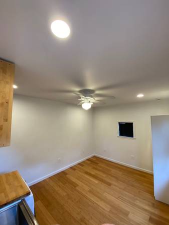 Studio, cozy/small with features! 1