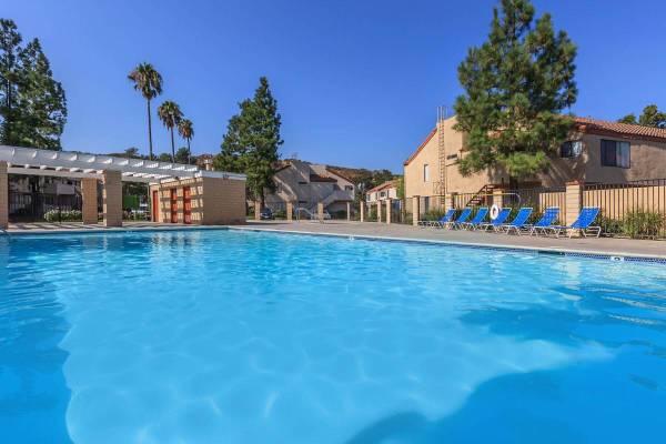 $2,699 / 2br - 997ft2 - en Santa Clarita CA, 2/hab 2/ba, Áreas recreativas ajardinadas (23700 Valle Del Oro, Santa Clarita, CA)63857623888641124
