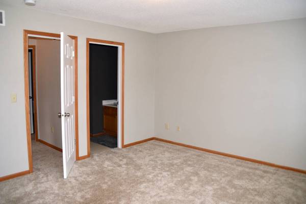 $1,650 / 2br - 1500ft2 - Newly Updated End Unit Townhome (Forest Lake)64003958839938123