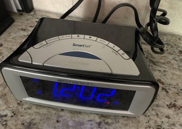 Dual Alarm AM/FM SmartSet Clock Radio 1