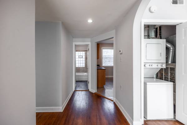 $2,150 / 2br - Beatiful 2 Bed in prime location in Logan Square LAUNDRY IN UNIT! (Logan Square)63959878050051120
