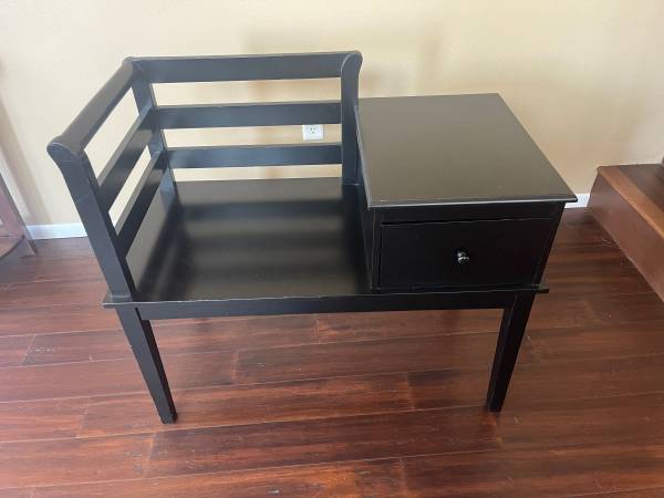 Table with seat 1