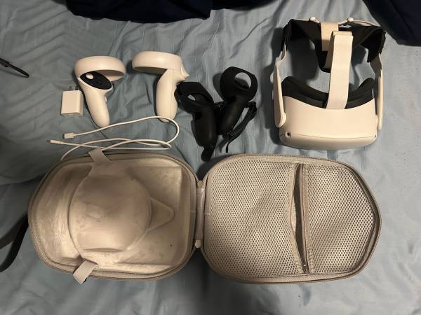 Oculus Quest 2 + Accessories 1