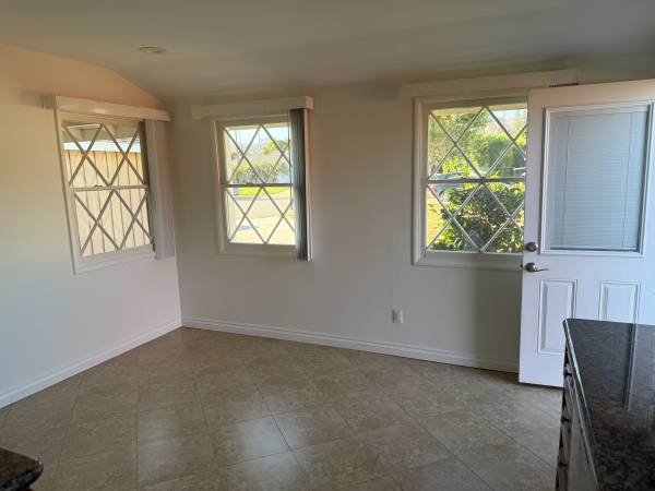 $4,585 / 3br - Casa en Midtown con amplio patio cercado (Ventura)63668253374849123