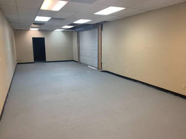 $1,240 / 1031ft2 - 35TH AVE & NORTHERN- RETAIL/FLEX W/ ROLL UP DOOR FOR LEASE (35TH AVENUE & NORTHERN)64024824607745121