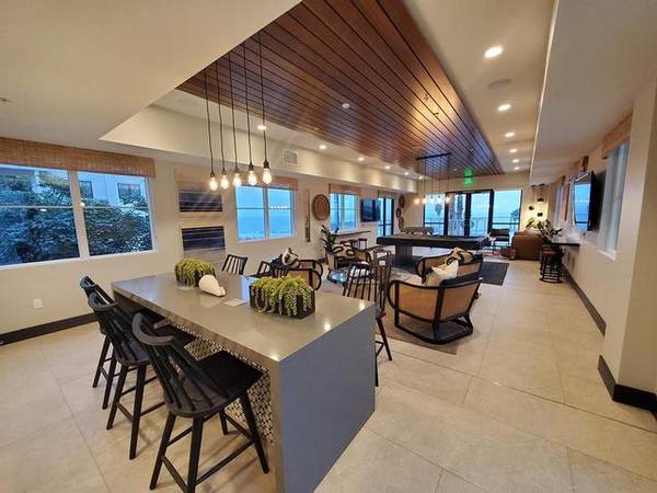 $4,780 / 2br - 1115ft2 - Acabados de diseñador, bañera con revestimiento de baldosas cerámicas, comunidad de acceso limitado (detrás de la puerta de estacionamiento)63668287247873124
