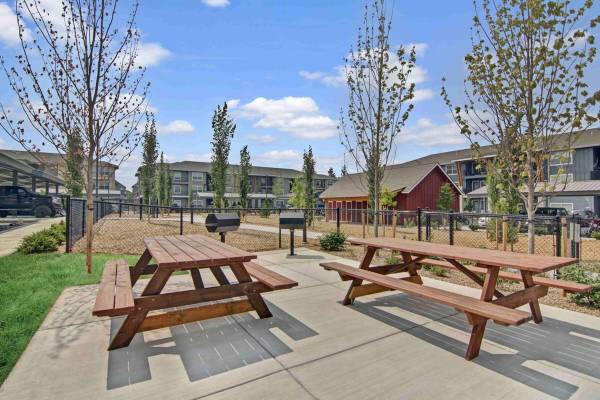 $1,572 / 1br - 471ft2 - Luxury Meets Nature: 1 BR/1 BA Retreat with Mountain Views (Old Farm District)63839293326337123