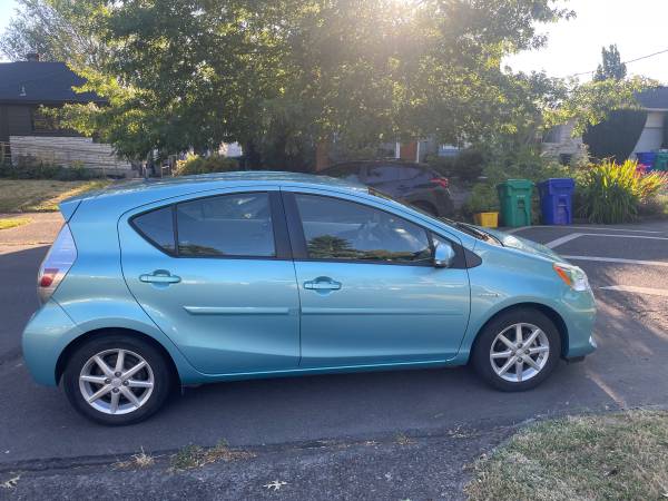 En venta: Toyota Prius C Three 2014 — ¡En excelentes condiciones! - $10,500 (Portland)63618490504707124