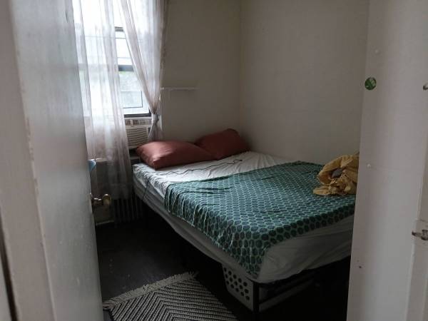 $850 / 2br - Room $ 850 available anytime in Oct east village (East Village)63684780934019121