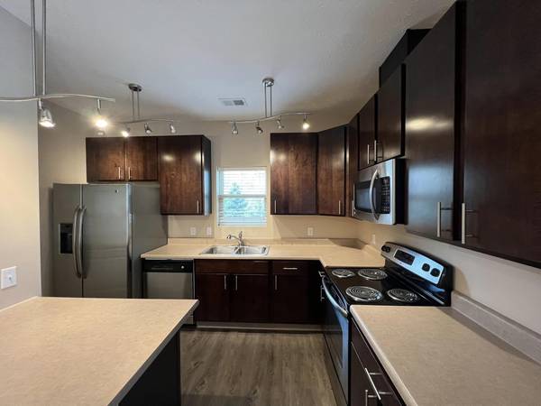 $1,650 / 2br - 1134ft2 - ¡Piso inferior con patio accesible sin escaleras! ¡Sin escaleras!63681733112067120