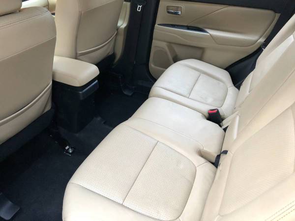 2016 Mitsubishi Outlander SUV - Photo 12