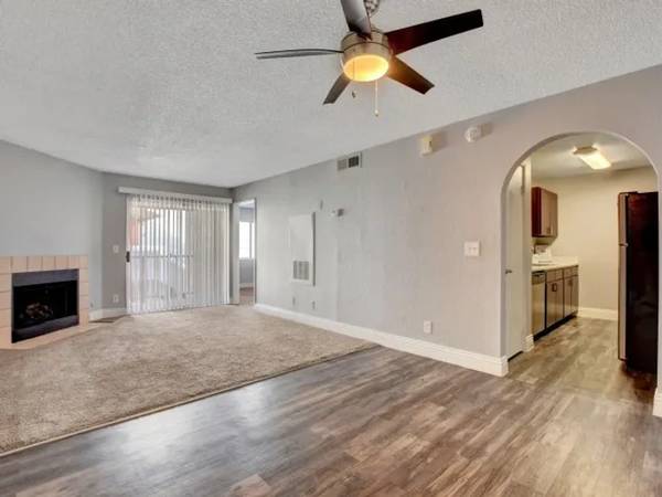 $1,399 / 2br - 1075ft2 - Crown Molding, Soaker Tub, 2/bd 2/ba (4700 W Rochelle Ave, Las Vegas, NV)63859496713857124