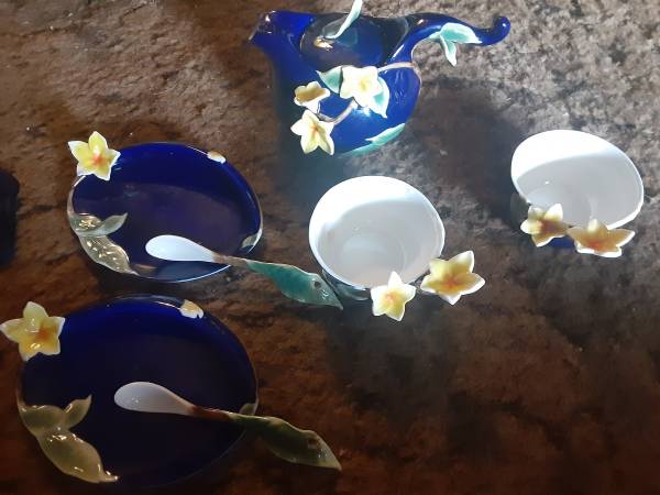 Sorelle Fine Porcelain  Tea Set 1