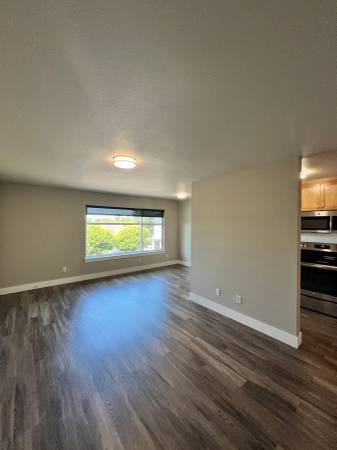 $1,545 / 1br - ¡Amplio y moderno de 1 habitación! Pisos laminados, estacionamiento asignado y admitimos mascotas (Portland)63831396306563123