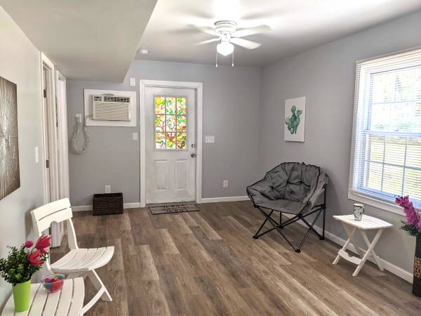 $1,350 / 1br - 460ft2 - Alquiler Anual 10/15/25: 1 habitación en planta baja, animales aprobados permitidos (Colonial Heights Jarvisburg)63667975742465124
