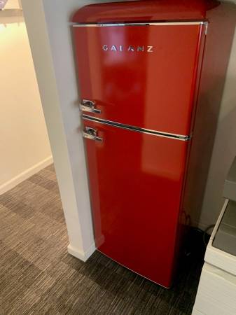 22 in. 7.6 cu. ft. Retro Top Freezer Refrigerator, Hot Rod Red, Energy 1