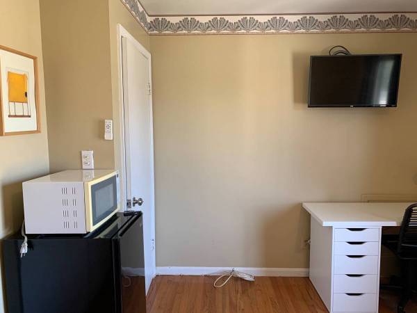$800 / 1br - Ubicación Metro. Hombre. Habitación amueblada con WIFI, servicios. Lavadora/secadora incluidos. Disponible. (Rockville Pike, FDA, NIH, Hospital de la Armada.)63896395071491123
