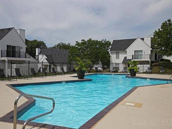 $1,539 / 2br - 950ft2 - Custom cabinets and vanities, Salt Water Pool, Walk-in Closets (Merriam)63902942917891120