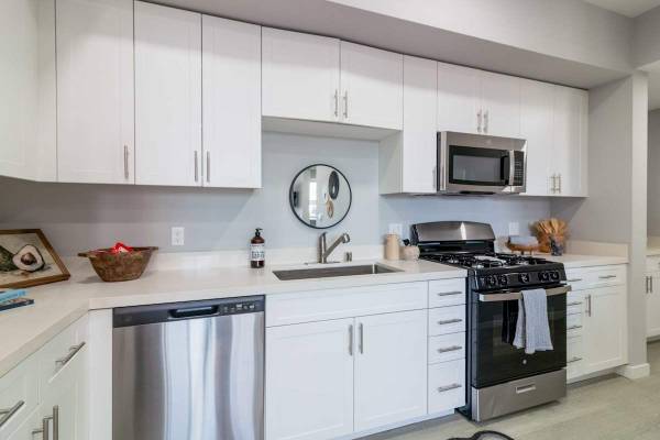 $2,235 / 1br - 724ft2 - Mantenimiento en el lugar, microondas, centro de fitness (1349 Blossom Ave, Suisun City, CA)63844736235395123
