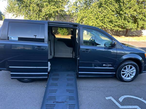 2014 Dodge Grand Caravan SXT VEHÍCULO PARA SILLA DE RUEDAS – MUY LIMPIO / RAMPA ELÉCTRICA - $26,995 (Vehículo para silla de ruedas en Beaverton)63441466127619123