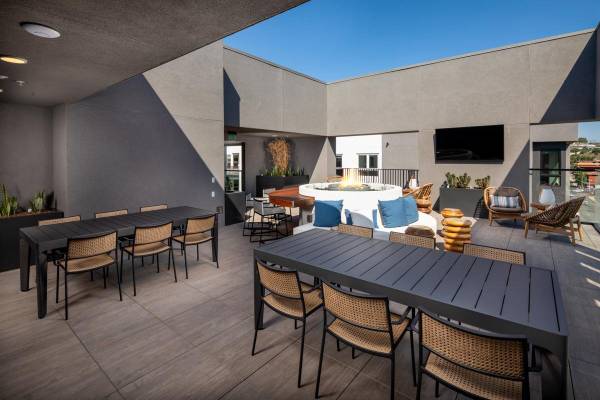 $3,674 / 2br - 1288ft2 - Patio comunitario estilo resort con piscina al aire libre, acabados interiores de alta gama (Grantville, Mission Valley,)63865701828737123