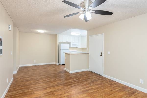 $2,195 / 2br - 700ft2 - 2Bed Upstairs Unit w/ ALL vinyl plank flooring through out in Lakeside (Lakeside)63865930842243122