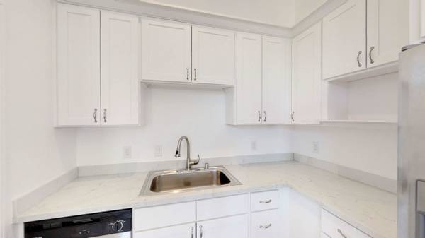 $2,795 / 2br - 840ft2 - Bright & Airy Top Floor Apartment (oakland west)63695785243649121