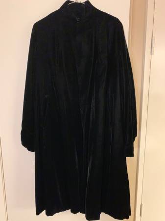 Women’s Mid-Length Cape Size M 1