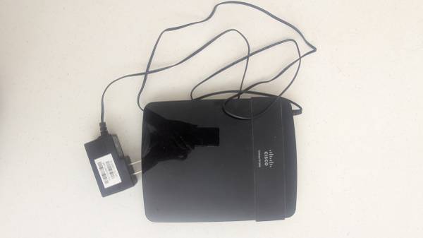 Cisco Linksys E1200 wireless router 1