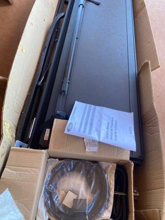 Hard Folding Tonneau Cover 2019-23 Ford Ranger new 1