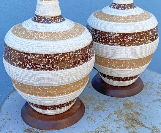 Pareja de lámparas de mesa de cerámica y nogal de mediados de siglo - $395 (Inglewood)63435484638979121