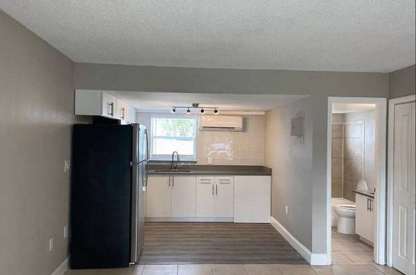 $1,395 / 384ft2 - Convenient to Downtown Sarasota, On-site Laundry, Studio 1BA (635 N Lime Ave, Sarasota, FL)63791129411201123