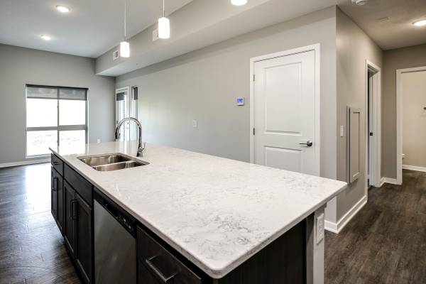 $1,225 / 1br - 743ft2 - ¡Uno de un dormitorio en segundo piso listo para este otoño!63681659757313124