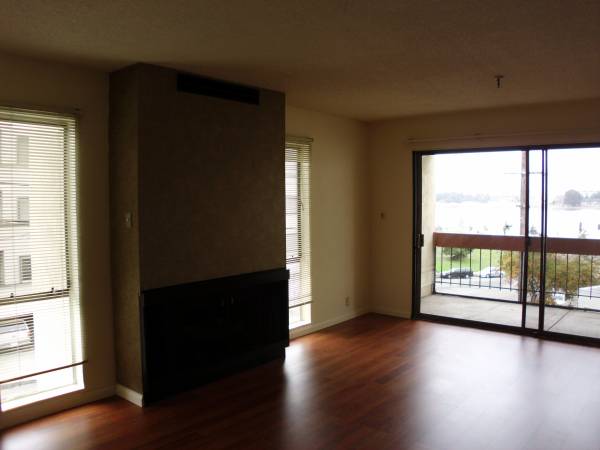 2BD/2BD,Hardwood,Dishwasher,PriPatio, Parking, Laundry, Cat OK 1